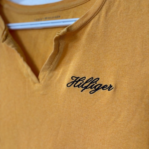 🎉4/30$🎉 Tommy Hilfiger Yellow Logo Tee - Size L - Picture 2 of 7